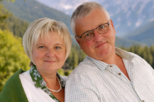 Paar im Alpenpanorama bei Sonnenschein